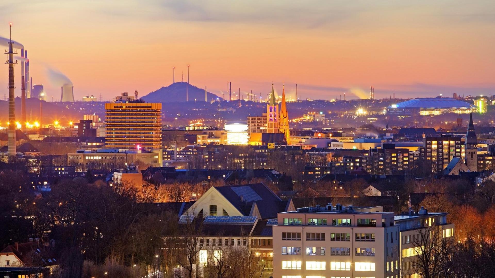 Blick über Gelsenkirchen am Abend. Blick über Gelsenkirchen am Abend.