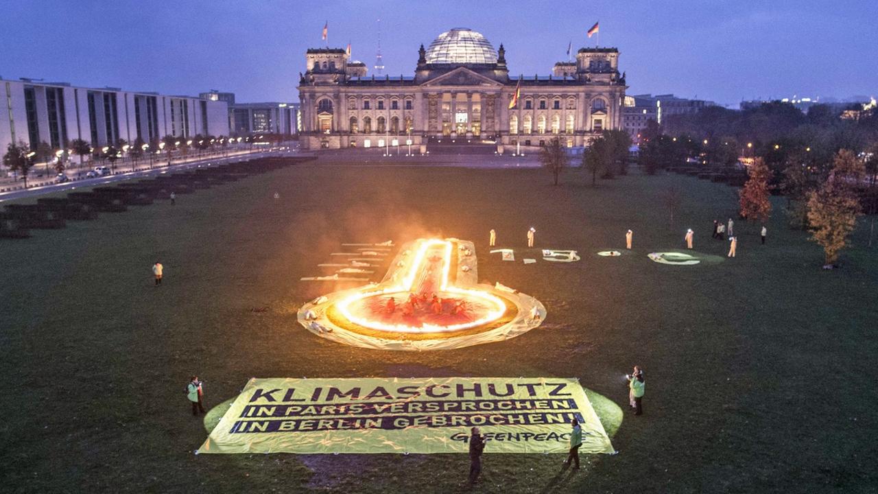 Umweltschützer kritisierten im November 2016 die Bundesregierung, dass sie sich nach der Verabschiedung des Klimaschutz-Abkommen von Paris nicht an Verabredungen gehalten habe. Umweltschützer kritisierten im November 2016 die Bundesregierung, dass sie sich nach der Verabschiedung des Klimaschutz-Abkommen von Paris nicht an Verabredungen gehalten habe.