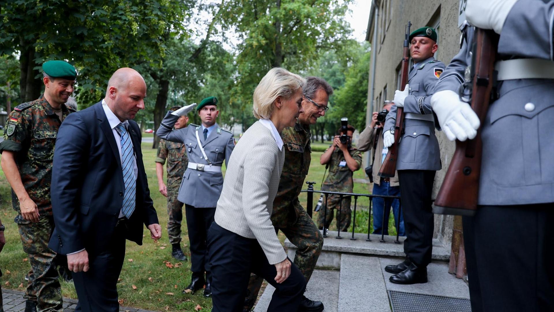 Bundesverteidigungsministerin Ursula von der Leyen kommt zu einem Besuch beim "Kommando Territoriale Aufgaben" der Bundeswehr an. Bundesverteidigungsministerin Ursula von der Leyen kommt zu einem Besuch beim "Kommando Territoriale Aufgaben" der Bundeswehr an.