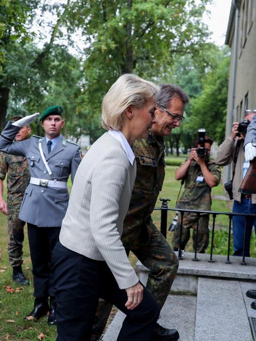 Bundesverteidigungsministerin Ursula von der Leyen kommt zu einem Besuch beim "Kommando Territoriale Aufgaben" der Bundeswehr an.