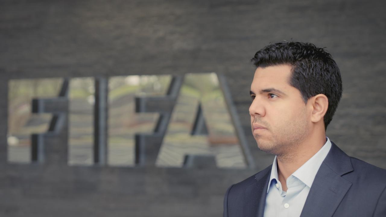 Autor Benjamin Best vor der FIFA-Zentrale in Zürich. Autor Benjamin Best vor der FIFA-Zentrale in Zürich.