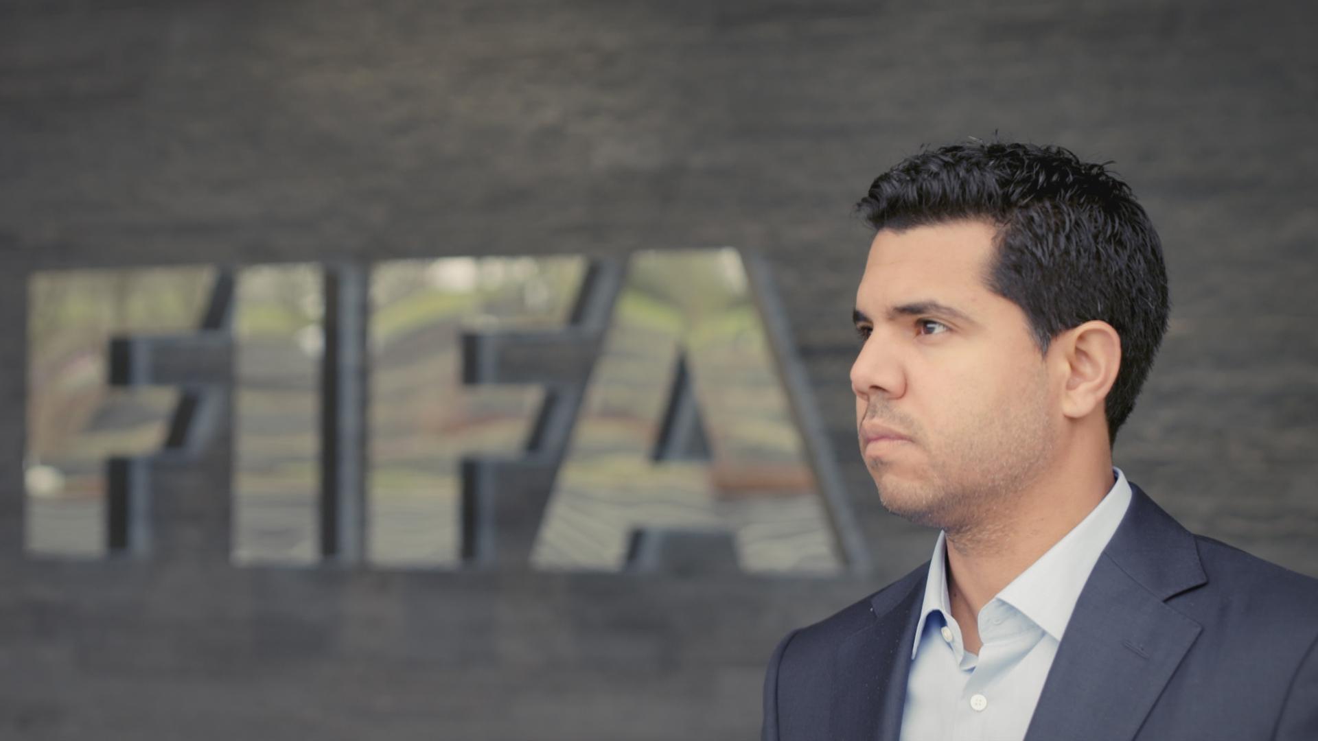 Autor Benjamin Best vor der FIFA-Zentrale in Zürich. Autor Benjamin Best vor der FIFA-Zentrale in Zürich.