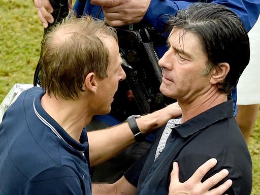 Jürgen Klinsmann (links) und Joachim Löw nach dem WM-Spiel USA gegen Deutschland in Recife