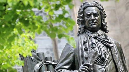Das Denkmal für den Komponisten Johann Sebastian Bach auf dem Thomaskirchhof in Leipzig. Im Hintergrund sind einige Bäume. Das Denkmal für den Komponisten Johann Sebastian Bach auf dem Thomaskirchhof in Leipzig. Im Hintergrund sind einige Bäume.