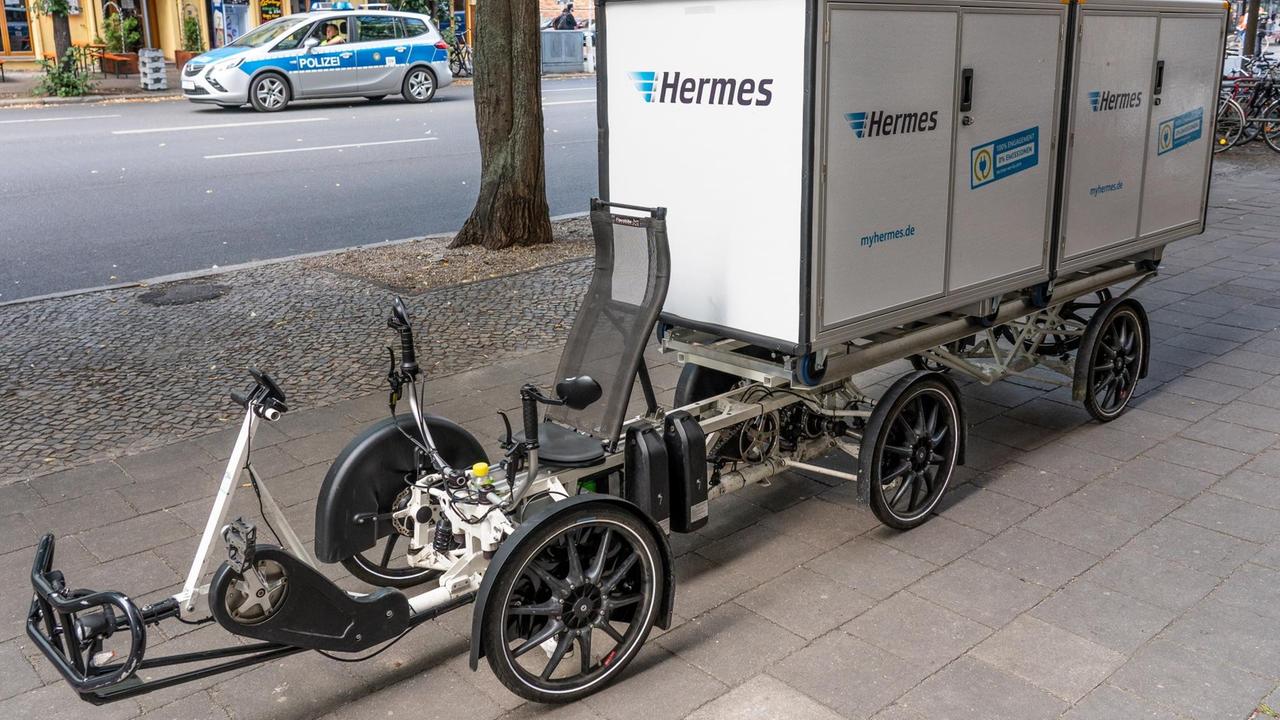 Lastenrad des Paketdienstes Hermes mit drei Achsen und sechs Rädern. Lastenrad des Paketdienstes Hermes mit drei Achsen und sechs Rädern.