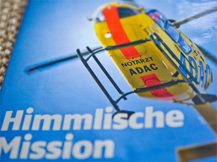 Auf dem Titel der Zeitschrift "ADAC-Motorwelt" ist ein Rettungshubschrauber zu sehen. Auf dem Titel der Zeitschrift "ADAC-Motorwelt" ist ein Rettungshubschrauber zu sehen.