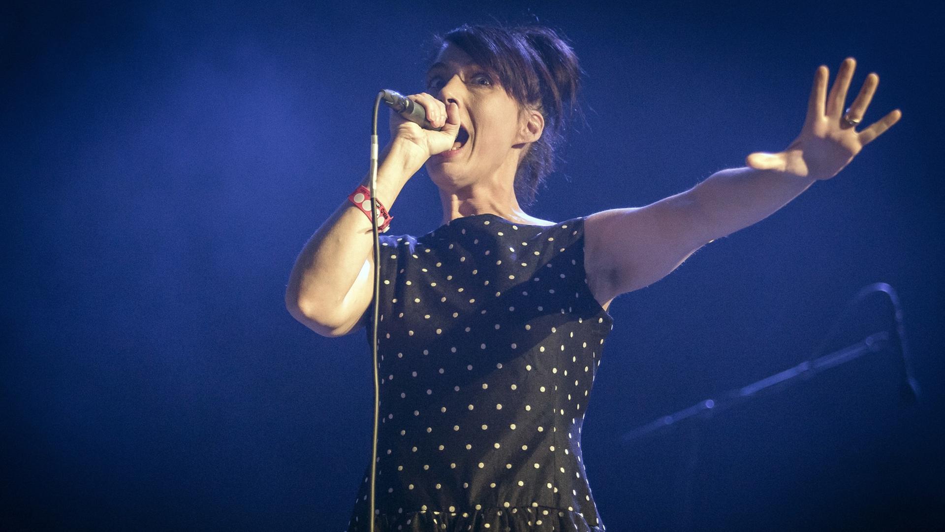 Sängerin Kathleen Hanna bei einem Auftritt ihrer Band The Julie Ruin beim Øyafestivalen 2015 in Oslo. Sängerin Kathleen Hanna bei einem Auftritt ihrer Band The Julie Ruin beim Øyafestivalen 2015 in Oslo.