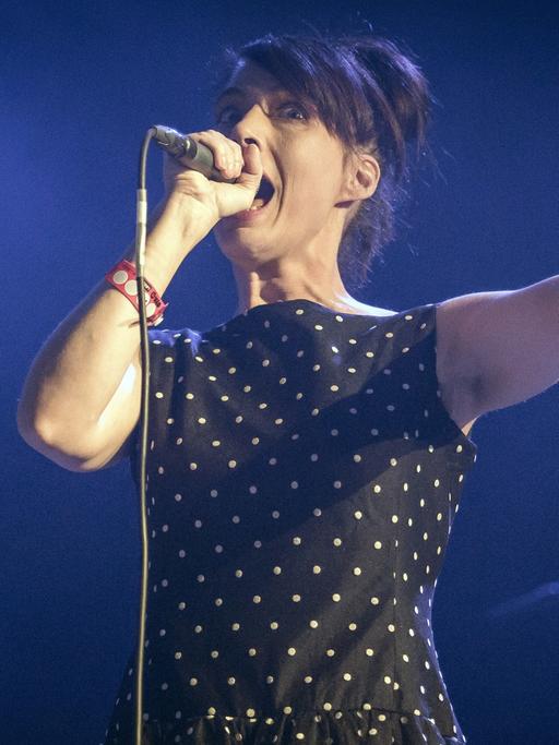 Sängerin Kathleen Hanna bei einem Auftritt ihrer Band The Julie Ruin beim Øyafestivalen 2015 in Oslo.