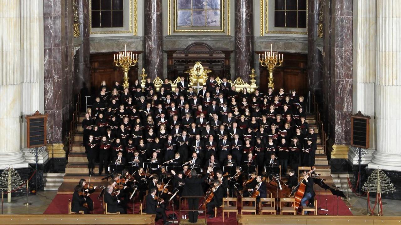 Der Chor der Berliner Domkantorei steht im Berliner Dom. Der Chor der Berliner Domkantorei steht im Berliner Dom.