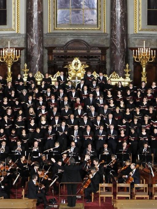 Der Chor der Berliner Domkantorei steht im Berliner Dom.