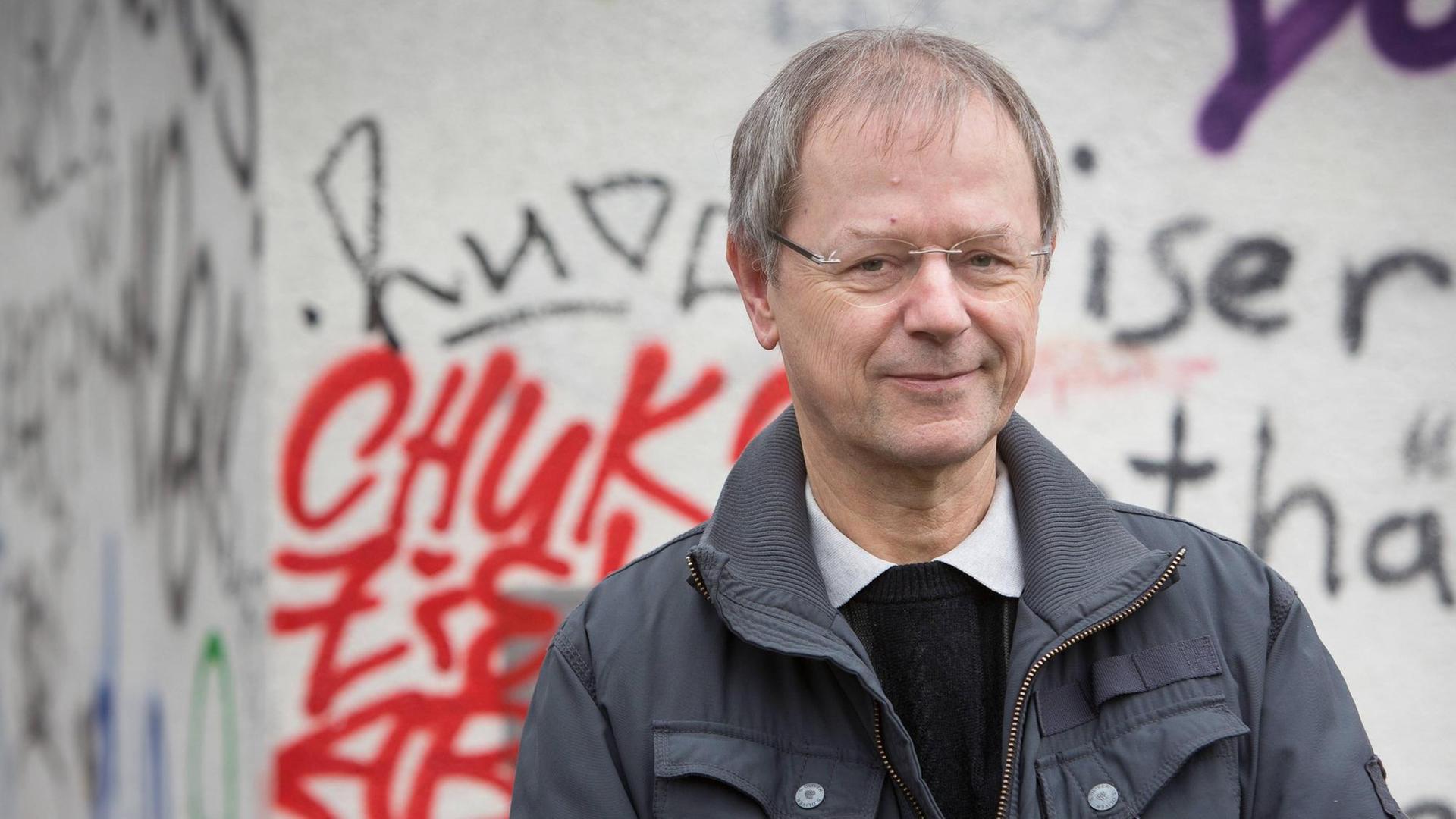Christoph Butterwegge, Politikwissenschaftler und Armutsforscher, steht vor einer mit Graffitis besprühten Mauer Christoph Butterwegge, Politikwissenschaftler und Armutsforscher, steht vor einer mit Graffitis besprühten Mauer