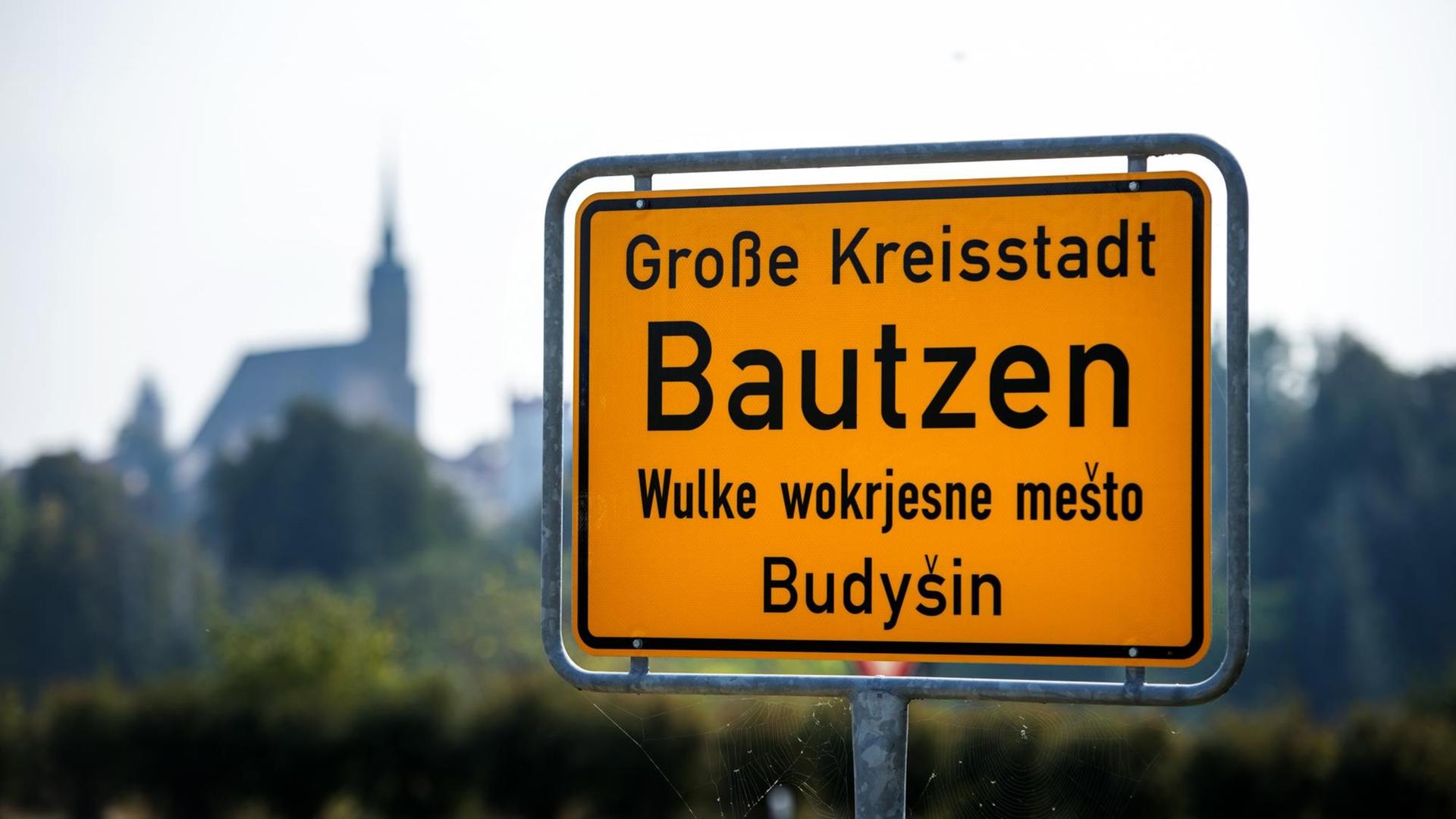 Sie sehen ein Ortsschild der Stadt Bautzen. Sie sehen ein Ortsschild der Stadt Bautzen.