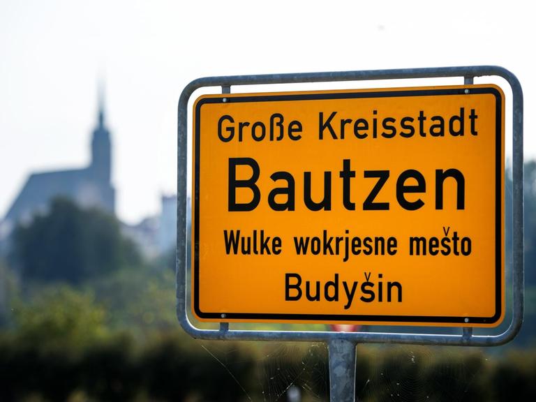 Sie sehen ein Ortsschild der Stadt Bautzen.