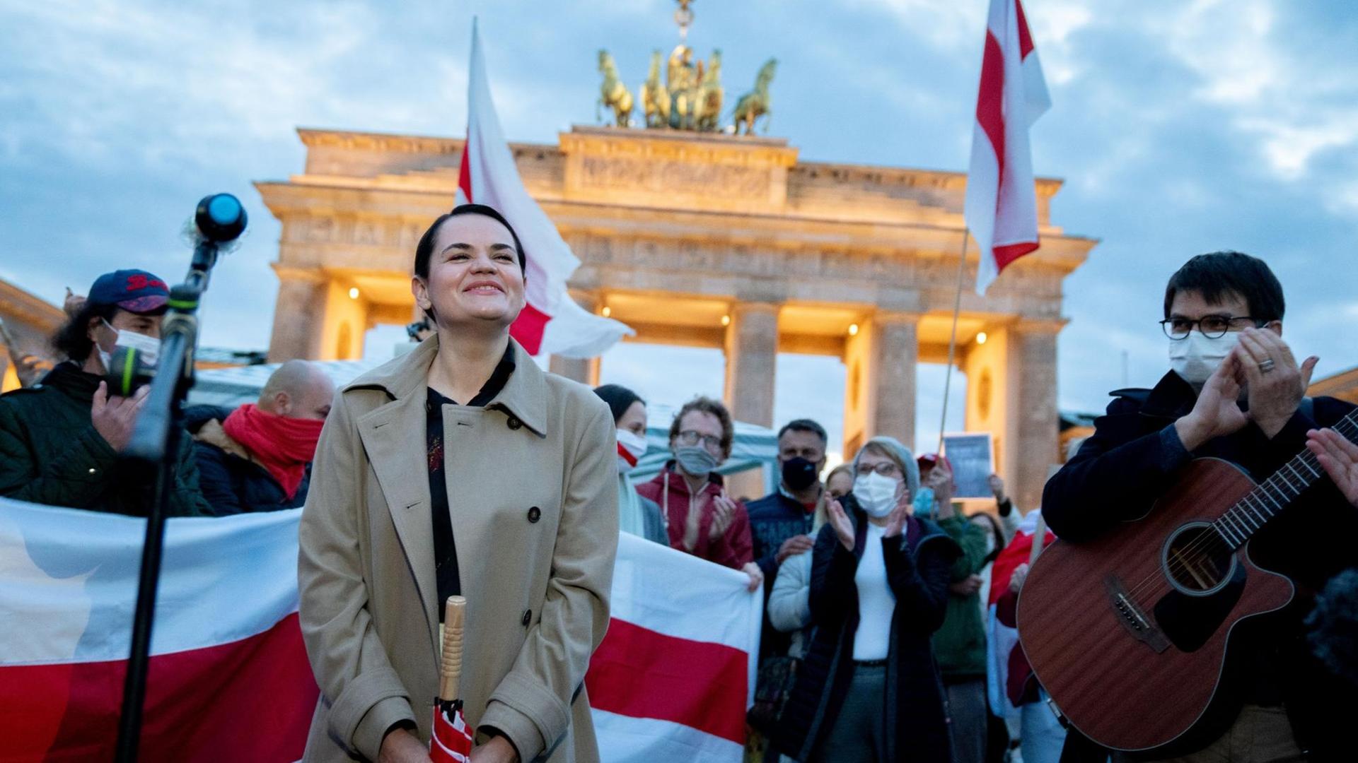Swetlana Tichanowskaja singt mit ihren Anhängern am Brandenburger Tor ein Lied. Swetlana Tichanowskaja singt mit ihren Anhängern am Brandenburger Tor ein Lied.