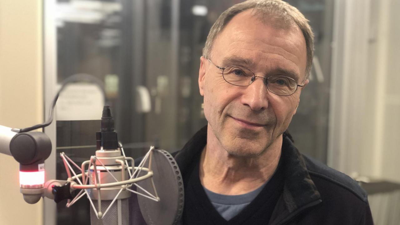 Der emeritierte Professor für Strafrecht und Rechtsphilosophie, Reinhard Merkel, steht neben einem Radiomikrofon. Der emeritierte Professor für Strafrecht und Rechtsphilosophie, Reinhard Merkel, steht neben einem Radiomikrofon.