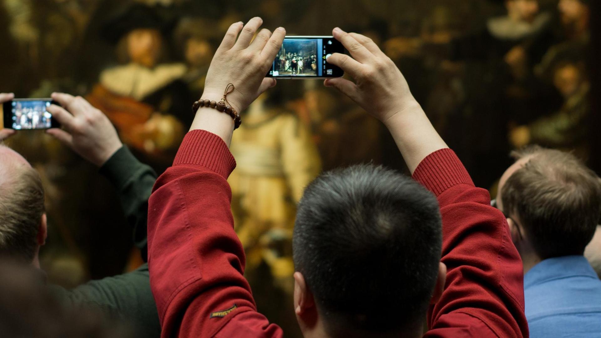 Besucher des Reichsmuseums in Amsterdam fotografieren Rembrandts "Nachtwache" Besucher des Reichsmuseums in Amsterdam fotografieren Rembrandts "Nachtwache"