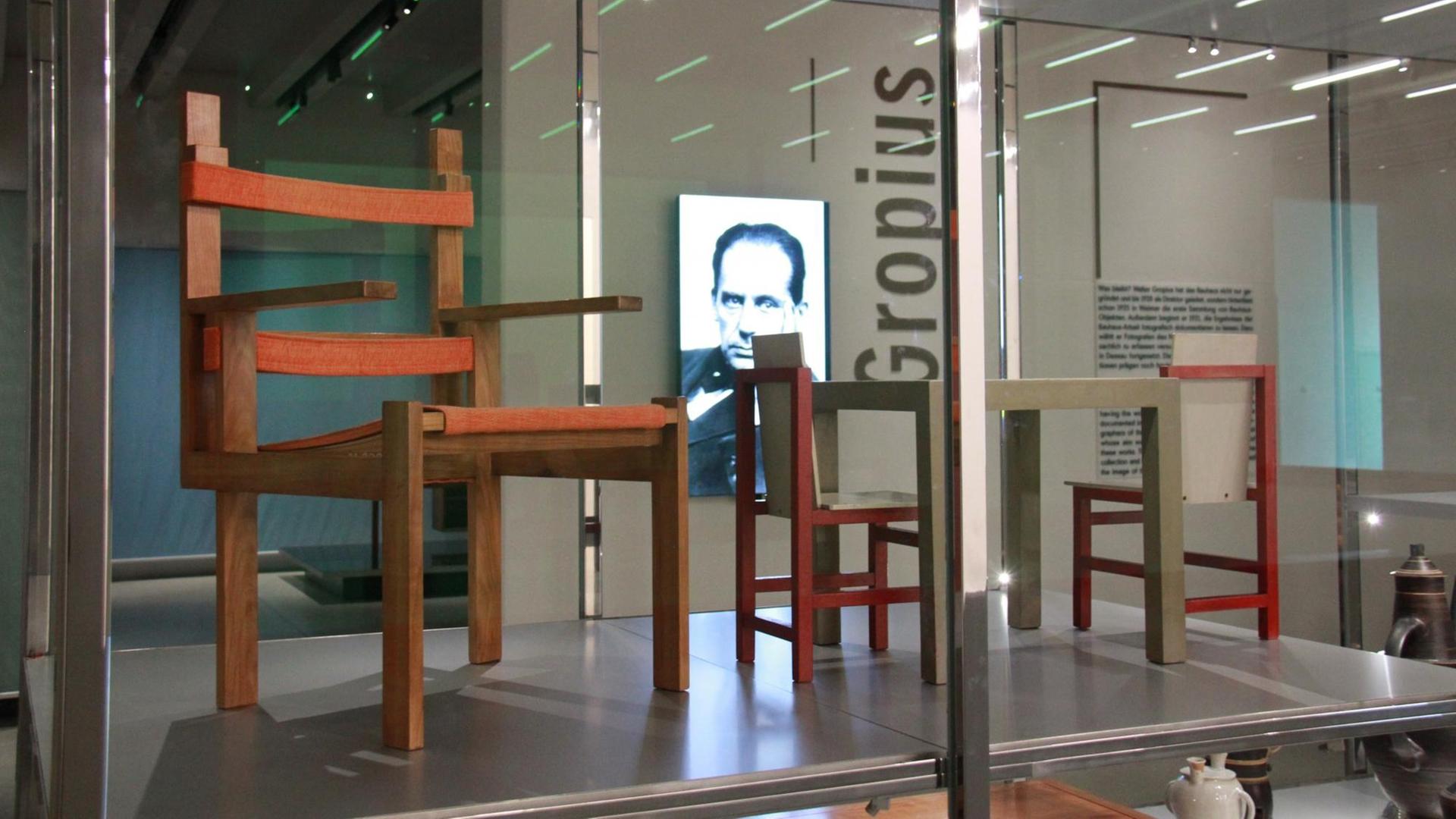 Blbick in die Dauerausstellung des neuen Bauhaus-Museums in Weimar: Stühle aus der Gropius-Sammlung