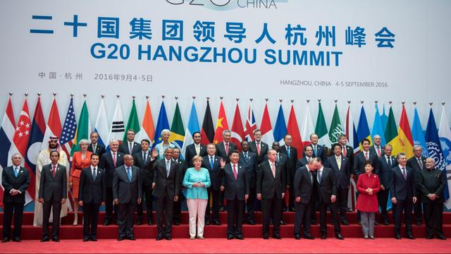 Die Teilnehmer des G20-Gipfels stellen sich am 04.09.2016 in Hangzhou (China) zum Gruppenbild zusammen.