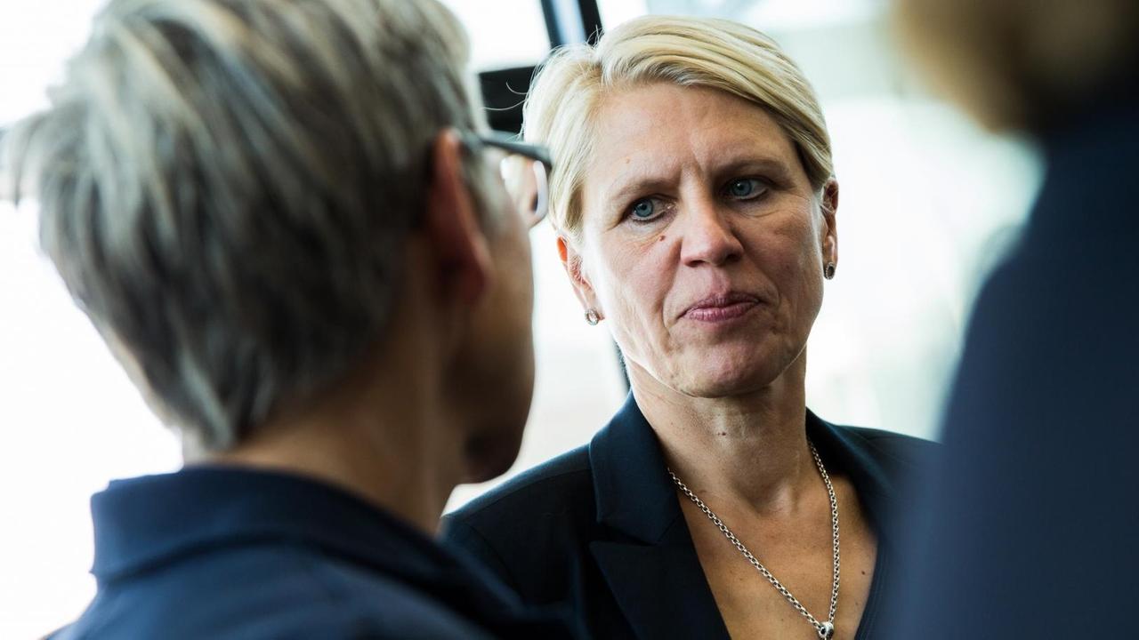 Doris Fitschen mit ernster Miene in einer Gesprächssituation vor einer Glasfassade Doris Fitschen mit ernster Miene in einer Gesprächssituation vor einer Glasfassade