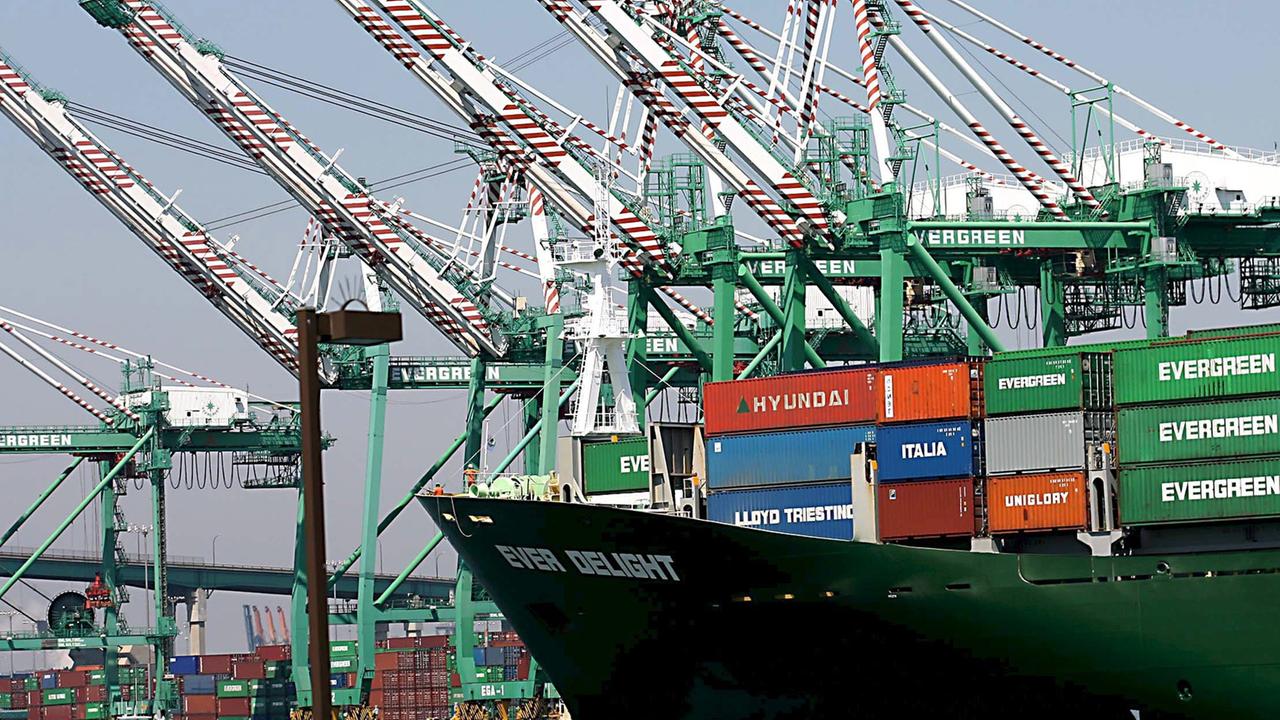 Ein Containerschiff fährt im Hafen von Los Angeles, USA. 