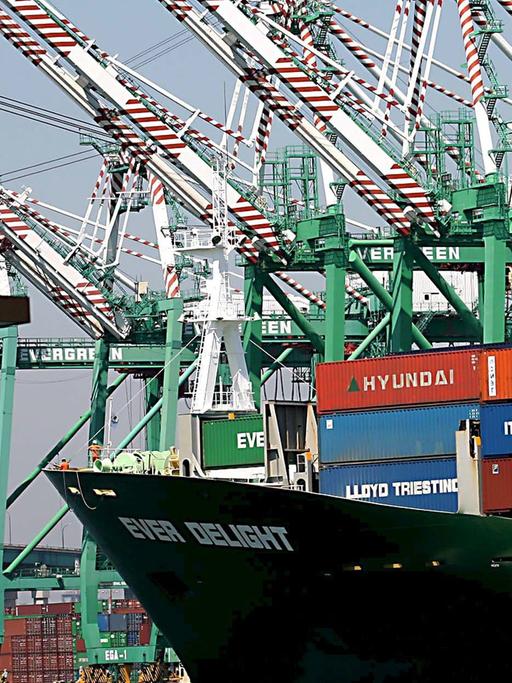Ein Containerschiff fährt im Hafen von Los Angeles, USA.
