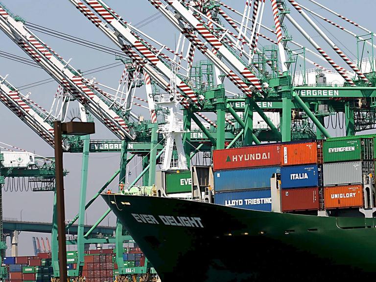 Ein Containerschiff fährt im Hafen von Los Angeles, USA.