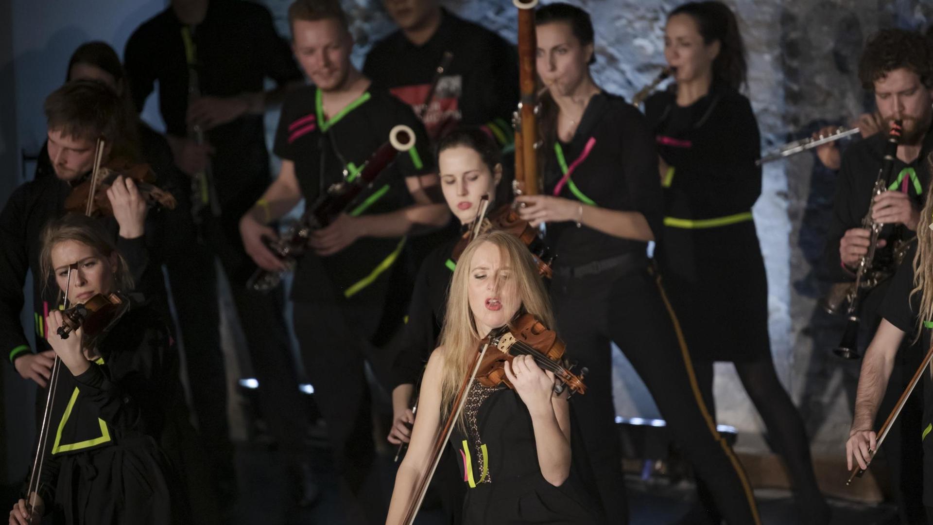 Mitglieder des DSO, der jungen norddeutschen philharmonie und des STEGREIF.orchesters spielen auf der Bühne zusammen Mitglieder des DSO, der jungen norddeutschen philharmonie und des STEGREIF.orchesters spielen auf der Bühne zusammen