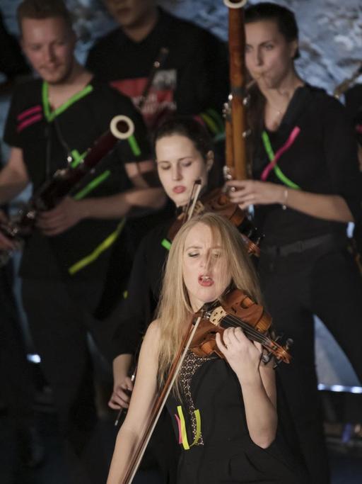 Mitglieder des DSO, der jungen norddeutschen philharmonie und des STEGREIF.orchesters spielen auf der Bühne zusammen