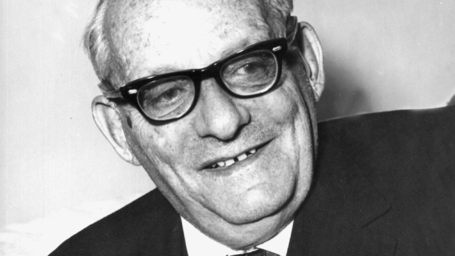Der Schriftsteller Max Brod am 27. Juni 1964 in Prag. Der Schriftsteller Max Brod am 27. Juni 1964 in Prag.