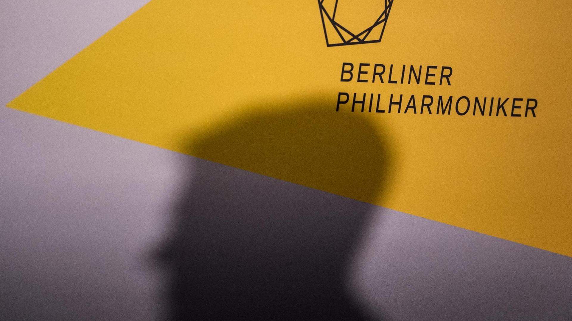 Der Schatten eines Mannes ist am 06.10.2016 in der Philharmonie in Berlin an einer Wand zu sehen. Der Schatten eines Mannes ist am 06.10.2016 in der Philharmonie in Berlin an einer Wand zu sehen.