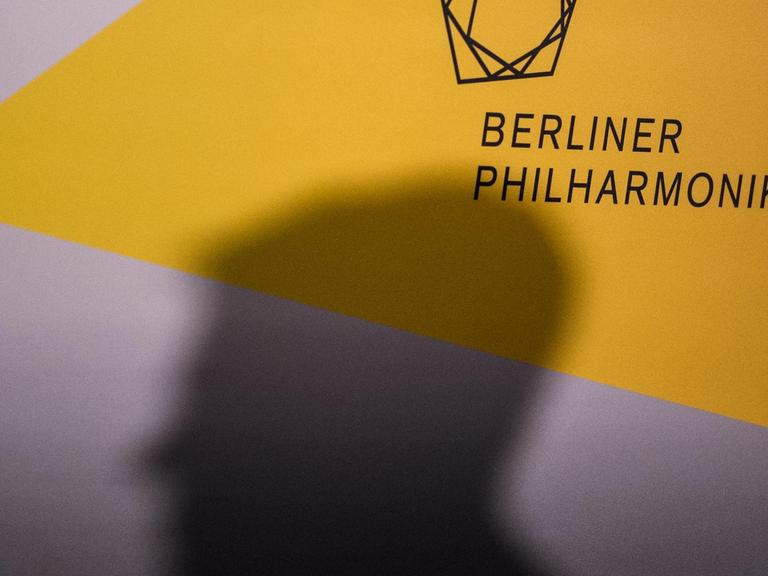 Der Schatten eines Mannes ist am 06.10.2016 in der Philharmonie in Berlin an einer Wand zu sehen.