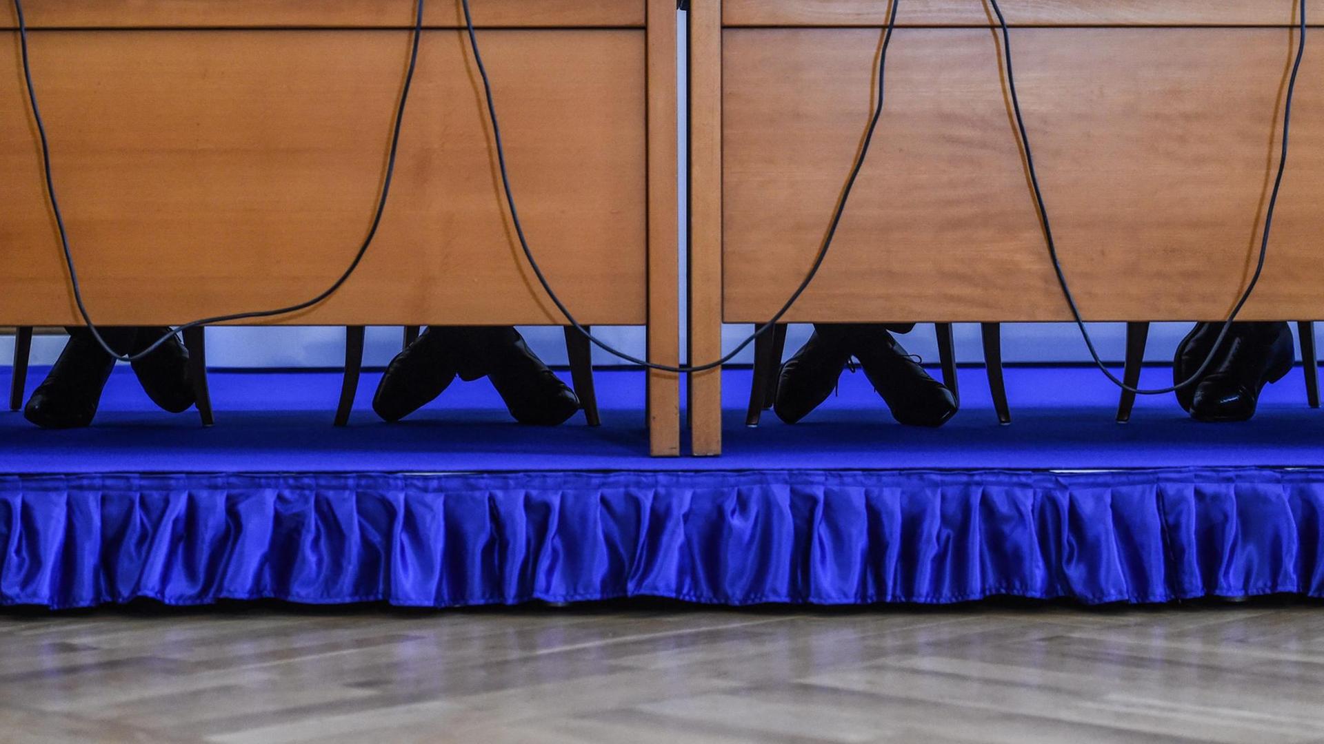 Die Schuhe der Minister der Visegrad-Länder Polen, Slowakei, Tschechien, Ungarn während der Konferenz mit Deutschland und Luxemburg unter einem Konferenztisch in Prag am 11.9.2015.