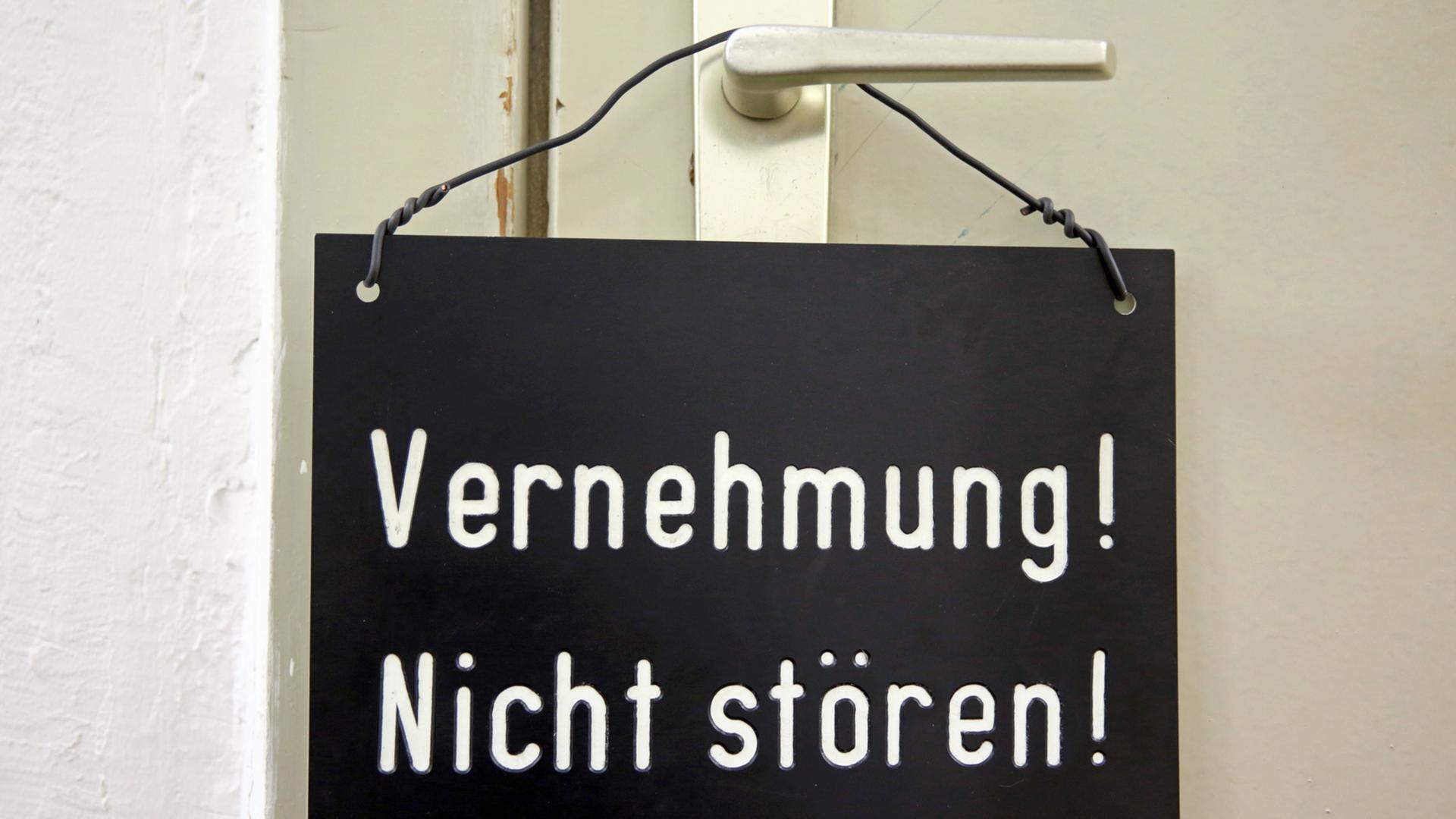 "Vernehmung! Nicht stören!" – Das Schild wurde an einer Tür der Kriminalpolizeiinspektion Rostock aufgenommen. "Vernehmung! Nicht stören!" – Das Schild wurde an einer Tür der Kriminalpolizeiinspektion Rostock aufgenommen.