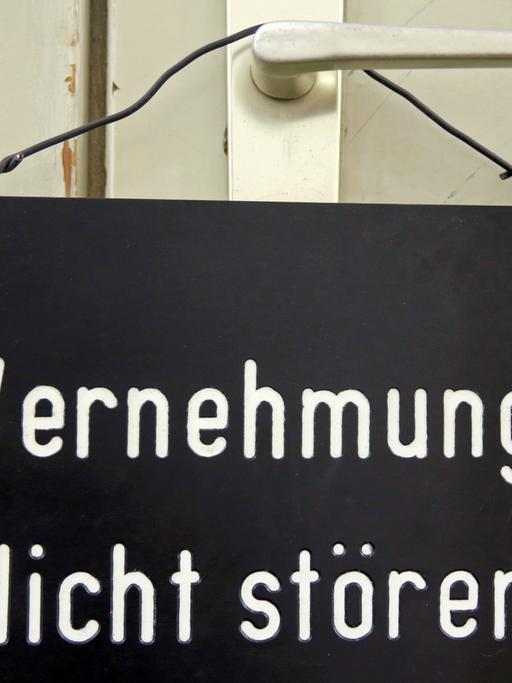 "Vernehmung! Nicht stören!" – Das Schild wurde an einer Tür der Kriminalpolizeiinspektion Rostock aufgenommen.