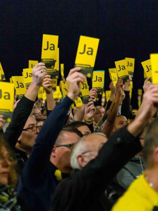 Abstimmung bei der Mitgliederversammlung von Borussia Dortmund.