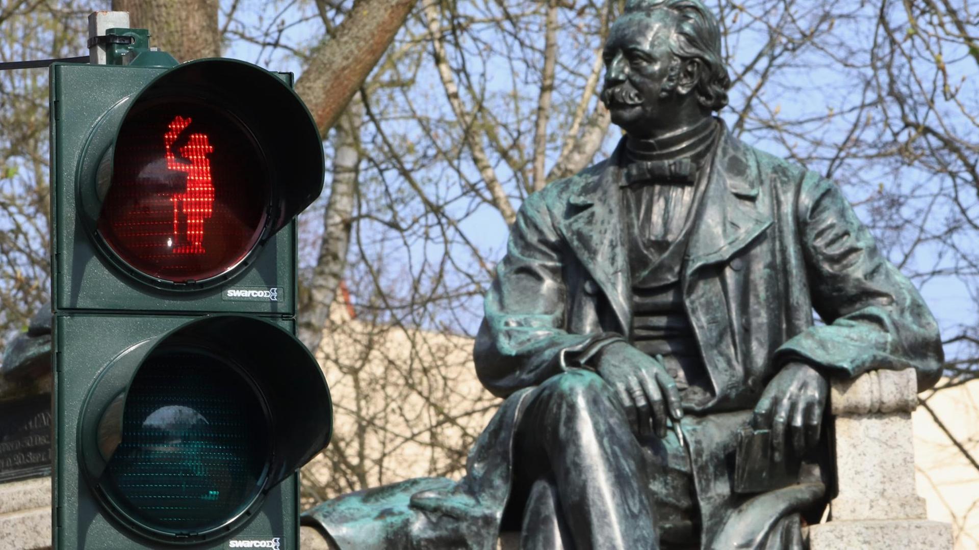 Vor dem Fontane-Denkmal am Fontaneplatz in Neuruppin steht eine Fußgängerampel mit einem Abbild des Schriftstellers Theodor Fontane als Ampelmännchen. Vor dem Fontane-Denkmal am Fontaneplatz in Neuruppin steht eine Fußgängerampel mit einem Abbild des Schriftstellers Theodor Fontane als Ampelmännchen.