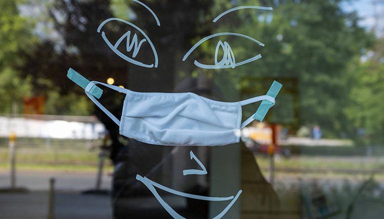 An ein Schaufenster gemaltes freundliches Gesicht mit einem Mund-Nasen-Schutz. In Berlin gilt seit kurzen eine Pflicht zum Tragen von Gesichtsbedeckungen im Einzelhandel. Coronakrise - Freundliches Gesicht mit Mundschutz *** Friendly face painted on a shop window with a mouth Noses Protection In Berlin, there has recently been a requirement to wear face coverings in retail stores Coronakrise Friendly face with mouthguard An ein Schaufenster gemaltes freundliches Gesicht mit einem Mund-Nasen-Schutz. In Berlin gilt seit kurzen eine Pflicht zum Tragen von Gesichtsbedeckungen im Einzelhandel. Coronakrise - Freundliches Gesicht mit Mundschutz *** Friendly face painted on a shop window with a mouth Noses Protection In Berlin, there has recently been a requirement to wear face coverings in retail stores Coronakrise Friendly face with mouthguard