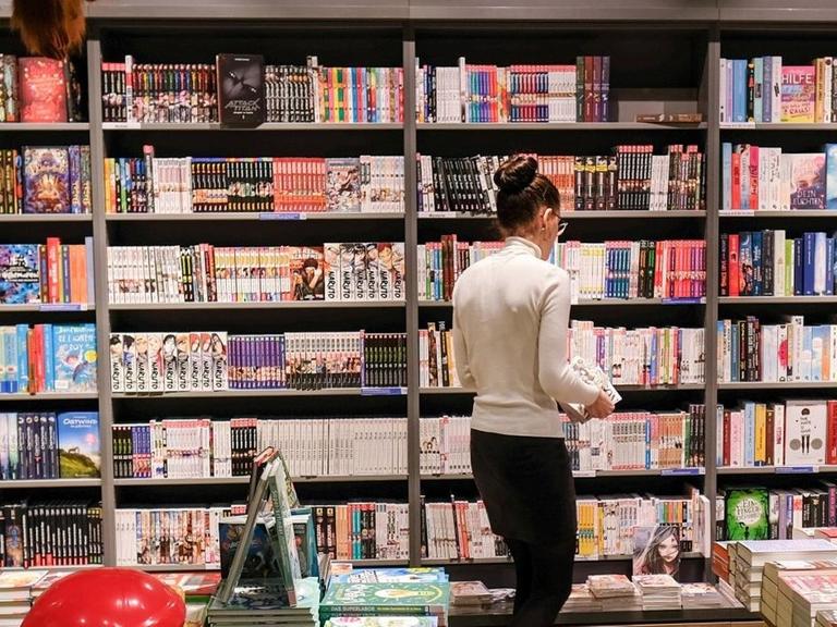 Bücher in den Themen Manga, Jugend und Hörbücher werden in der East Side Mall an der Warschauer Straße angeboten.
