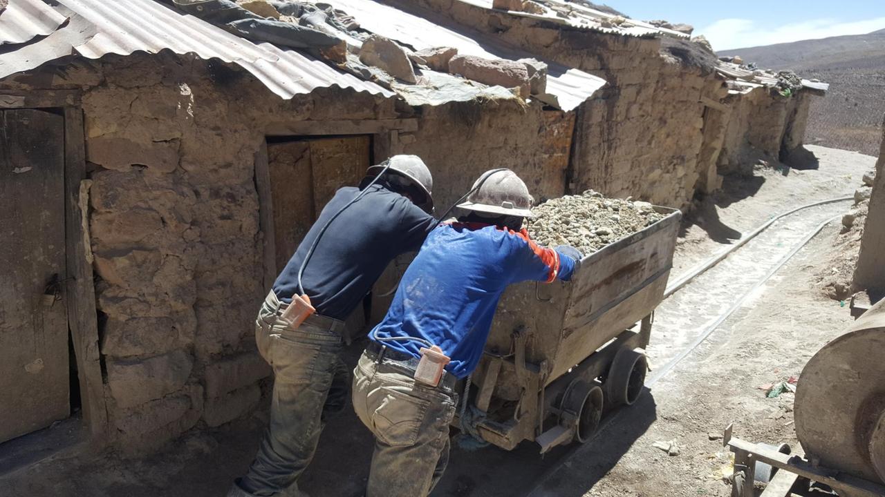 Minenarbeiter mit Karren am Cerro Rico bei Potosí. Minenarbeiter mit Karren am Cerro Rico bei Potosí.
