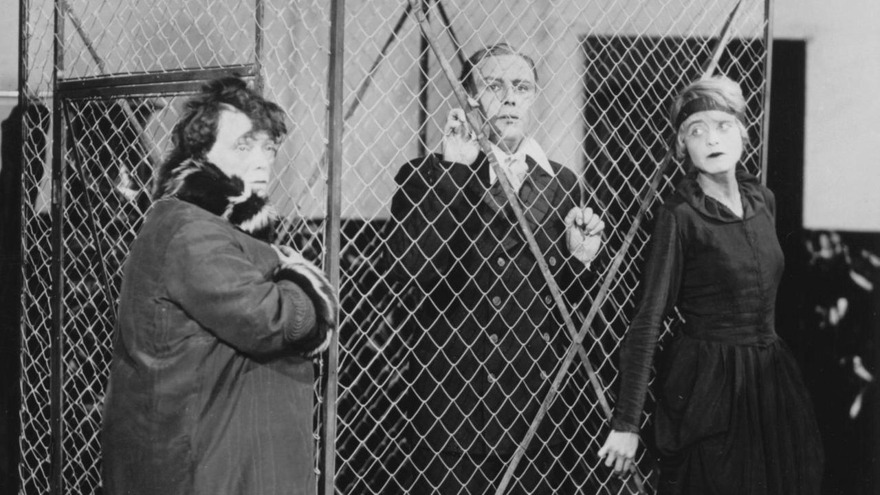 Uraufführung der Dreigroschenoper im Berliner Theater am Schiffbauerdamm am 31. August 1928, Szene mit (v.l.n.r.) Rosa Valetti, Harald Paulsen und Roma Bahn. - Foto. | picture-alliance / akg-images Uraufführung der Dreigroschenoper im Berliner Theater am Schiffbauerdamm am 31. August 1928, Szene mit (v.l.n.r.) Rosa Valetti, Harald Paulsen und Roma Bahn. - Foto. | picture-alliance / akg-images