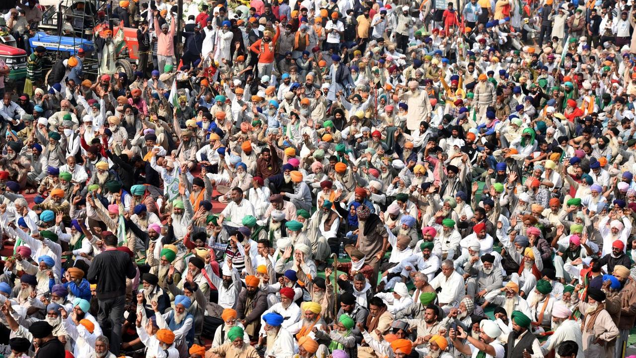 Zahlreiche Bauern in Indien protestieren gegen Gesetze der Regierung. Zahlreiche Bauern in Indien protestieren gegen Gesetze der Regierung.