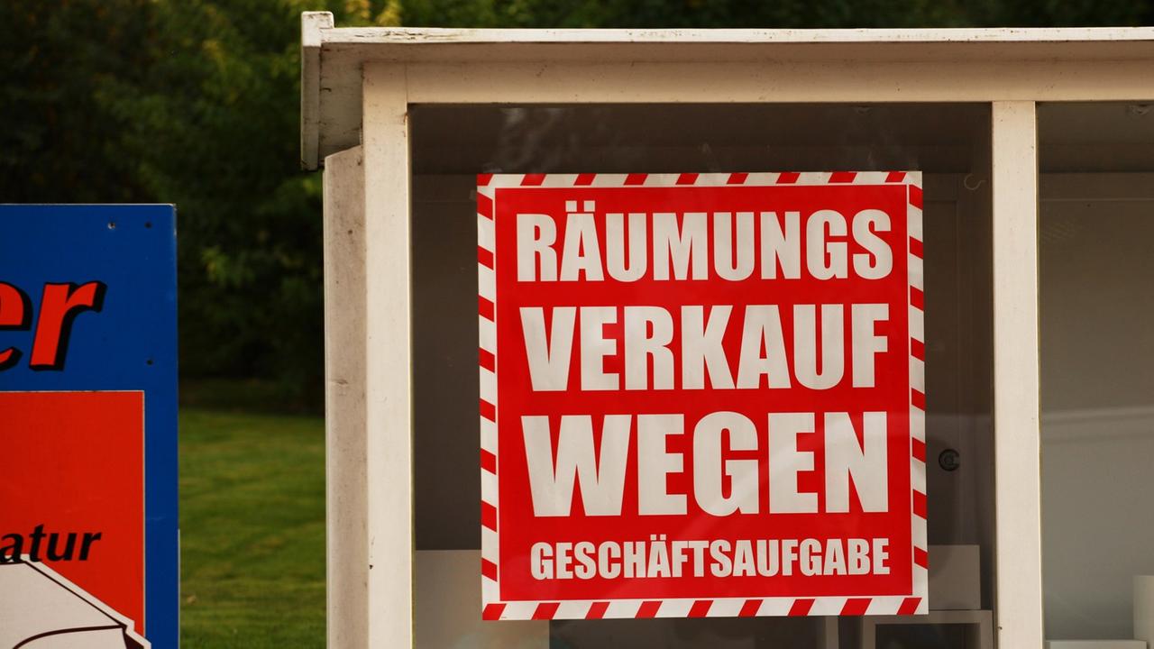 "Räumungsverkauf wegen Geschäftsaufgabe" steht an einer Vitrine in Göhren auf der Insel Rügen, aufgenommen 2014 "Räumungsverkauf wegen Geschäftsaufgabe" steht an einer Vitrine in Göhren auf der Insel Rügen, aufgenommen 2014