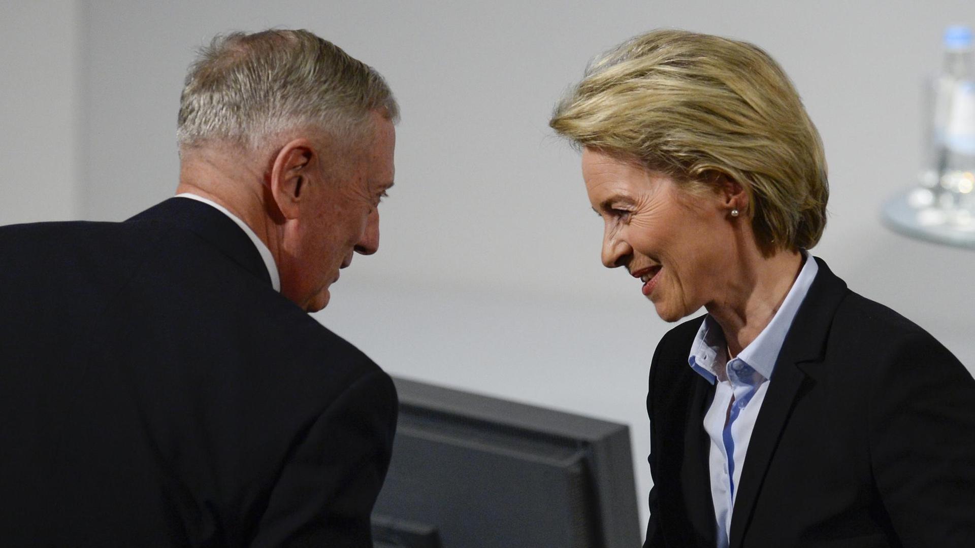 Bundesverteidigungsministerin Ursula von der Leyen und ihr US-Amtskollege James Mattis auf der Münchner Sicherheitskonferenz. Bundesverteidigungsministerin Ursula von der Leyen und ihr US-Amtskollege James Mattis auf der Münchner Sicherheitskonferenz.
