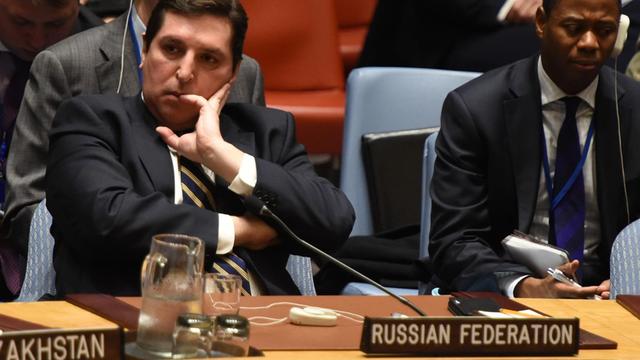 Das Bild zeigt den stellvertretenden russischen UNO-Botschafter Safronkow, der sein Gesicht mit der linken Hand abstützt.