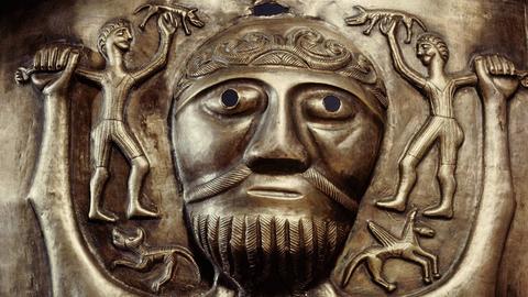Detail des sogenannten Gundestrup-Kessels. Gott hält zwei Männer, die zwei Tiere halten. Im Allgemeinen wird angenommen, dass sie keltischen Ursprungs ist und als Beute nach Dänemark gebracht wurde.