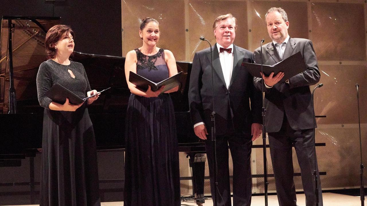 Die vier Sänger singen in schwarzer Konzertkleidung das Vokalquartett Die vier Sänger singen in schwarzer Konzertkleidung das Vokalquartett