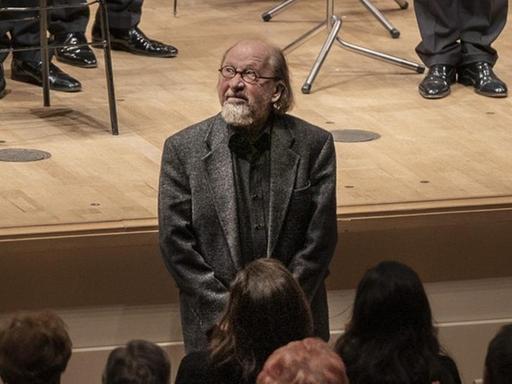 Komponist Georg Katzer steht vor dem Publikum