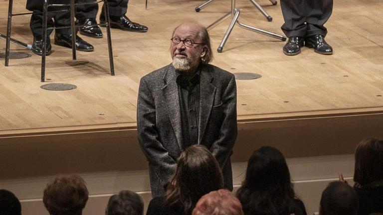 Komponist Georg Katzer steht vor dem Publikum