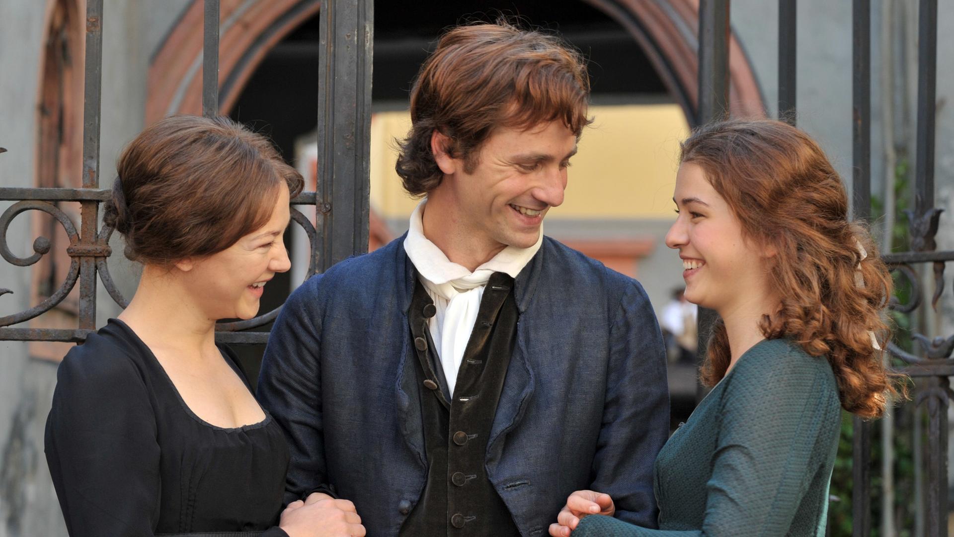 Hannah Herzsprung (links, als Caroline von Beulwitz), Florian Stetter (Friedrich Schiller) und Henriette Confurius (Charlotte Lengefeld) in Weimar während der Dreharbeiten von Dominik Grafs Film "Die geliebten Schwestern". Hannah Herzsprung (links, als Caroline von Beulwitz), Florian Stetter (Friedrich Schiller) und Henriette Confurius (Charlotte Lengefeld) in Weimar während der Dreharbeiten von Dominik Grafs Film "Die geliebten Schwestern".