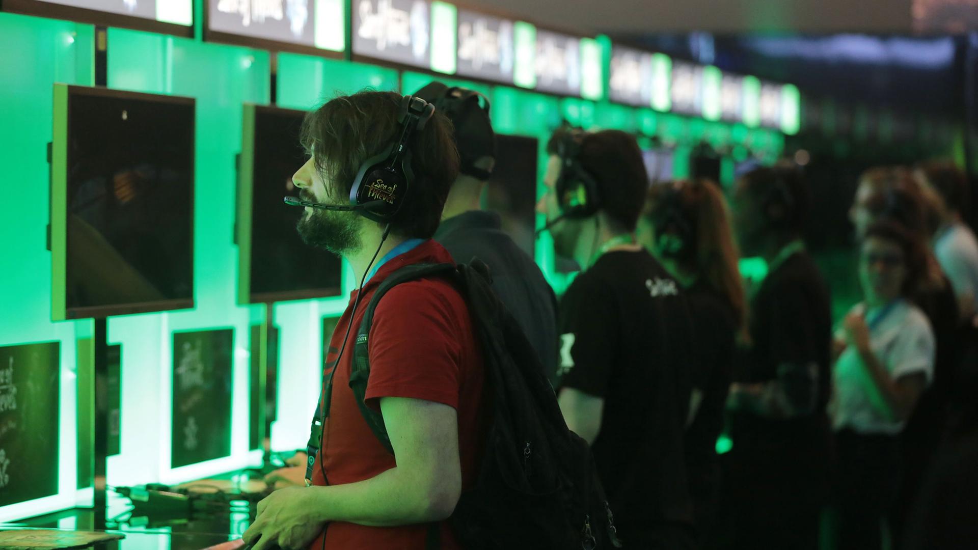 Besucher stehen vor Bildschirmen auf der Computerspielemesse Gamescom in Köln Besucher stehen vor Bildschirmen auf der Computerspielemesse Gamescom in Köln